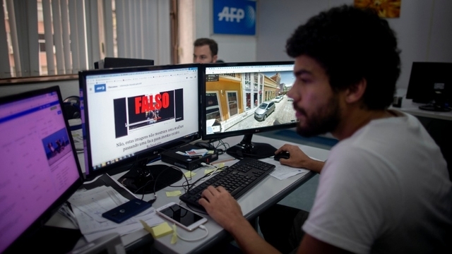 Fake-News im Visier: Ein Mitarbeiter der Nachrichtenagentur AFP pr&uuml;ft Nachrichten auf ihre Echtheit. (Archivbild) Bild: Mauro Pimentel/AFP