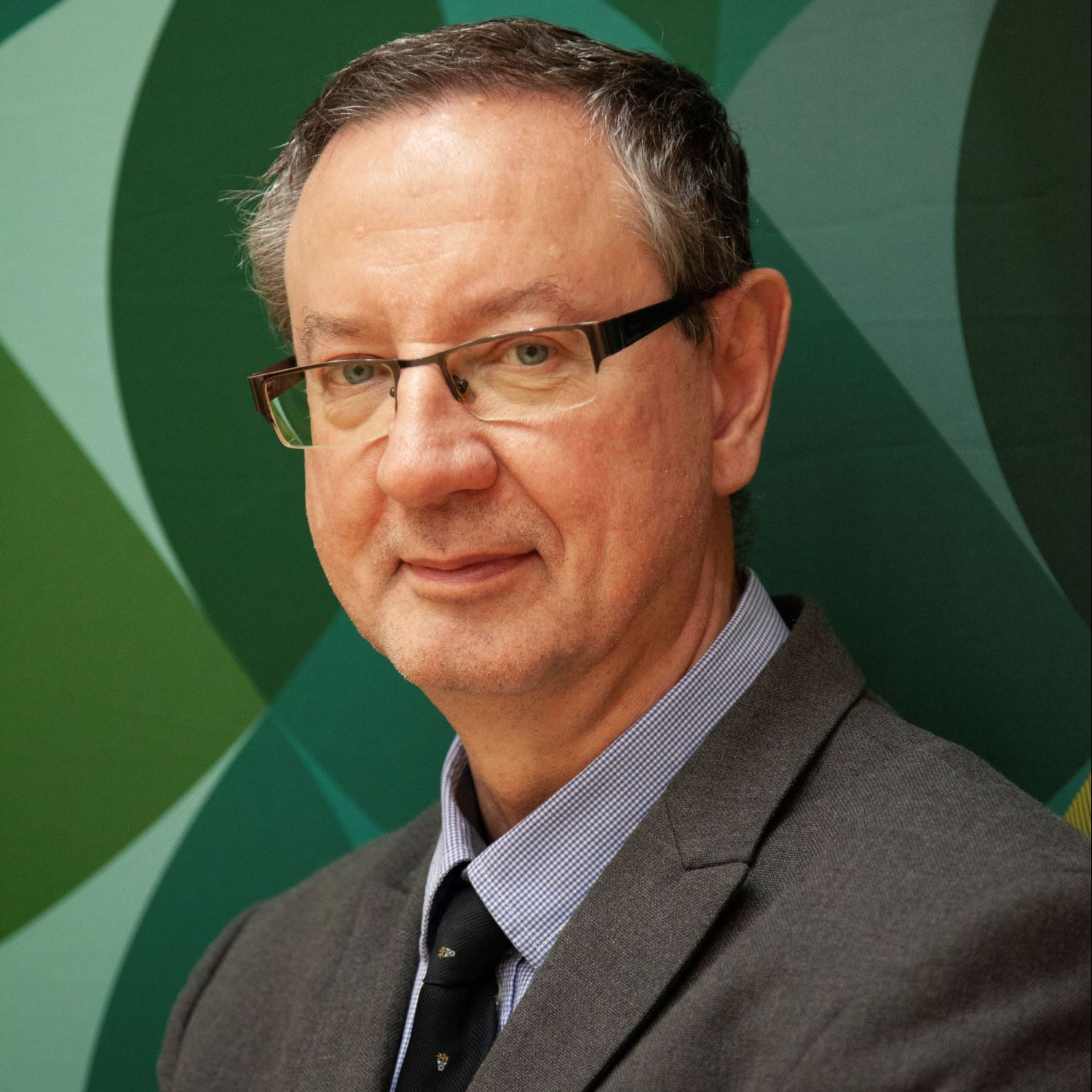 Dr. Maciej Pach
