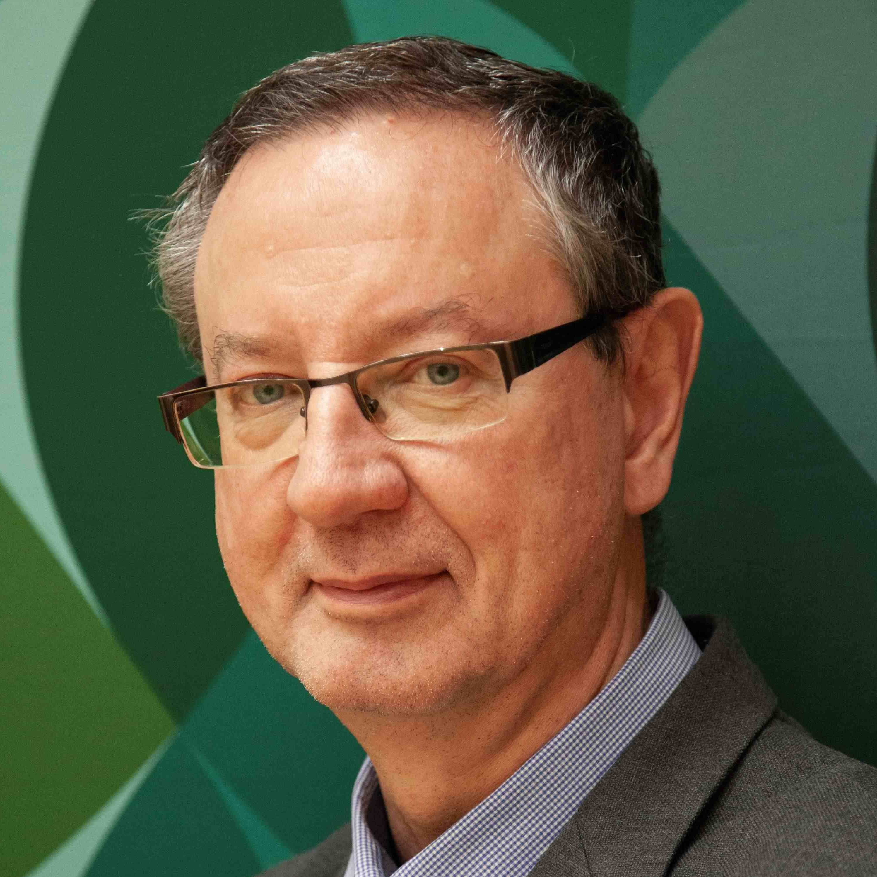 Dr. Maciej Pach