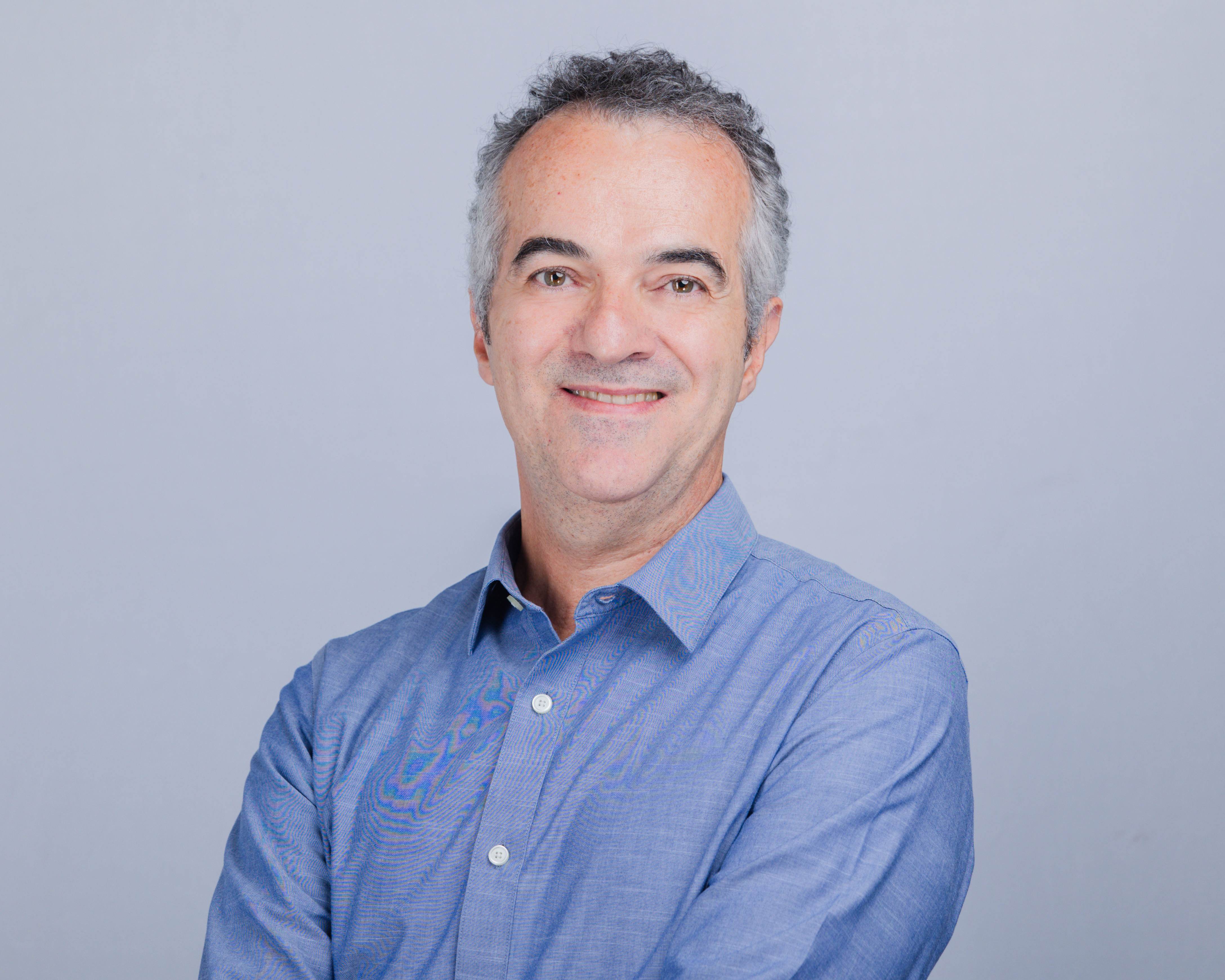 Dr. Luciano A. Moreira